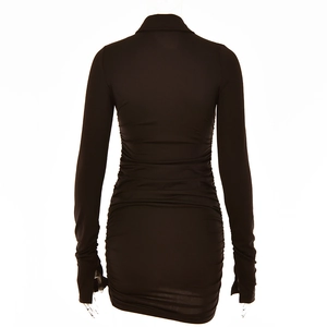 Vue détaillée du design plissé au dos de cette robe courte sexy noire à manches longues