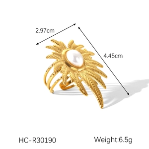 Detailed size specifications of a gold leaf ring with a center white oval pearl