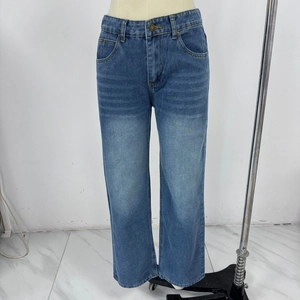Détail de face d'un jean bleu délavé à taille haute et jambe droite sur un mannequin