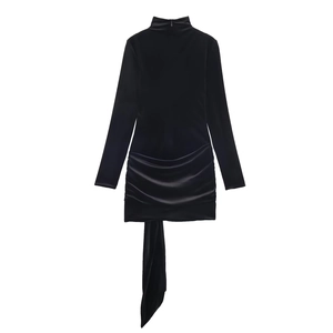 Elegante abito mini in velluto nero a maniche lunghe, collo alto con dettagli drappeggiati