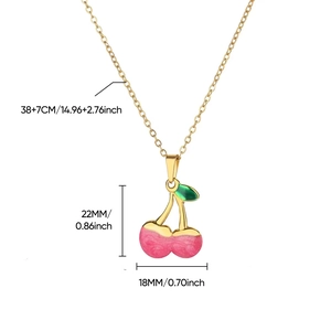 Détail du pendentif cerise rose avec chaîne dorée et dimensions précises en pouces