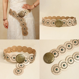 Détails de la ceinture en cuir beige vintage avec incrustations de turquoise et boucle