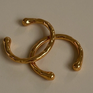 Bracciale rigido aperto da donna in acciaio inossidabile placcato oro 18K martellato