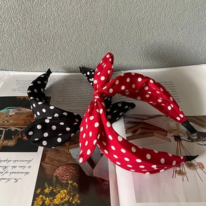 Detailansicht von Haarreifen mit roten und schwarzen Polka-Dot-Schleifen auf Magazin