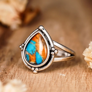 Macro de bague argentée vintage avec pierre bleue en goutte et détails bohèmes
