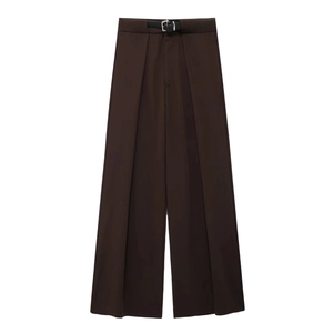Détail du pantalon large marron foncé avec ceinture noire et texture de tissu lisse