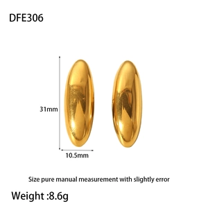 Macro detail of gold oval earrings DFE306 with striped texture and size specifications