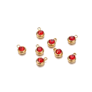 Détails de pierres facettées rouges 6mm serties dans des supports dorés en acier