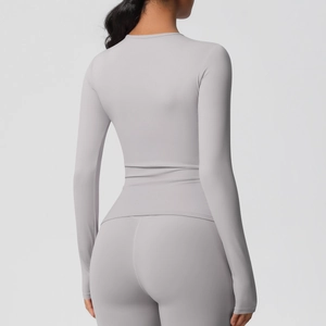 Détails de la coupe dorsale sans couture et du tissu extensible de l'ensemble de yoga