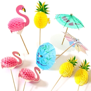 Cocktail-Party-Picker-Set mit Flamingo, Ananas und Papierschirm-Designs auf weißem Hintergrund