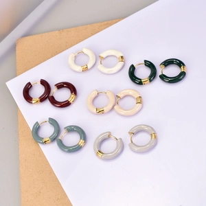 Présentation à plat de créoles émaillées colorées vert rouge et bleu plaqué or 18 carats