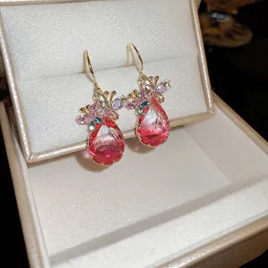 Boucles d'oreilles papillon dorées avec zircons colorés et cristal goutte rose doux