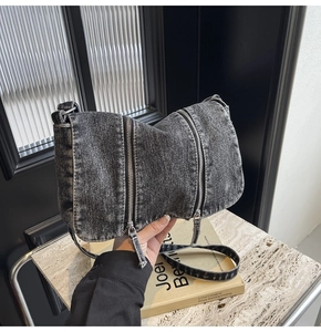 Sac fourre-tout tendance en denim noir délavé avec doubles fermetures éclair et bandoulière