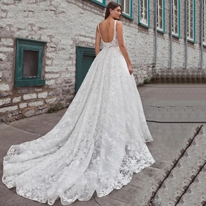 Robe de mariée élégante en dentelle blanche avec dos nu en V et longue traîne fluide
