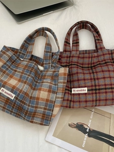 Vintage plaid woolen tote bags in blue and brown patterns for casual autumn outfits
