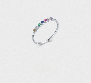 Vue macro d'une bague arc-en-ciel en argent 925 montrant le poinçon et les gemmes colorées