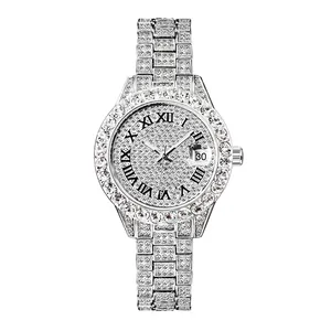 Montre luxe pour femme en argent sertie de cristaux avec chiffres romains et dateur chic