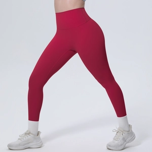 Detailaufnahme der roten High-Waist-Leggings mit Push-up-Effekt und elastischem Material