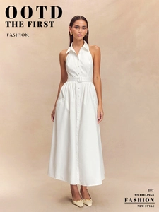 Détail d'une robe maxi dos nu blanche avec col à revers et fermeture à boutonnage simple
