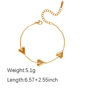 Detail of golden stainless steel heart bracelet with weight and length measurements