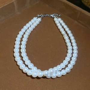 Vue détaillée du collier de perles à double rang avec fermoir mousqueton argenté élégant
