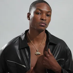 Gros plan d'une chaîne hip hop dorée avec pendentif dollar serti de zircons brillants