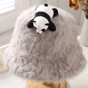 Cappello da pescatore grigio in finta pelliccia di coniglio con un tenero panda
