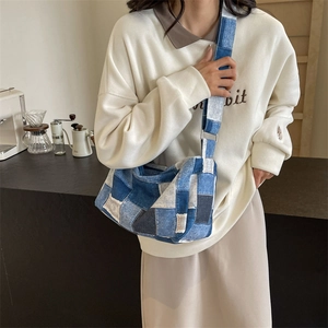 Sac bandoulière en patchwork de denim bleu avec motifs à carreaux et sangle ajustable