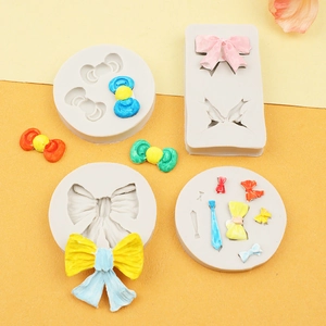 Makroaufnahme von 4 weißen Silikonformen für DIY Fondant Tortendeko und Bastelarbeiten