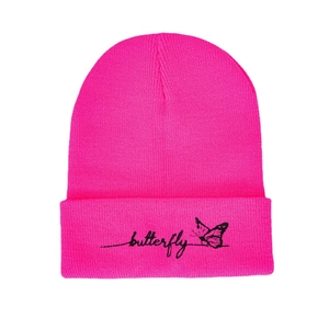 Bonnet en tricot rose vif avec broderie papillon noire sur le revers pour un look tendance