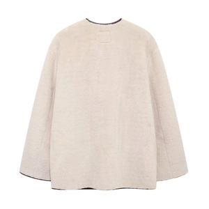 Vue arrière du manteau en fausse fourrure beige avec coupe ample et bordures sombres