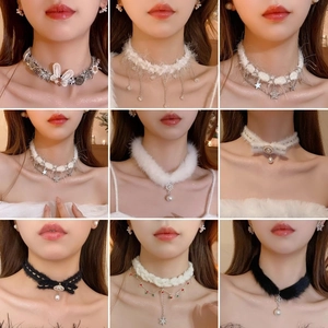 Collection de colliers choker en peluche blanc et noir avec perles et breloques