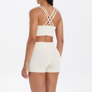 Détail arrière d'un ensemble de yoga ivoire avec brassière croisée et short taille haute