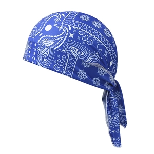 Donkerblauwe paisley bandana pet met ademende mesh-stof en verstelbaar trekkoord aan achter