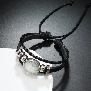 Vue détaillée du bracelet de sport double couche en cuir avec perle en marbre