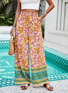 Détail du pantalon large fleuri pour femme avec taille élastique et poches latérales