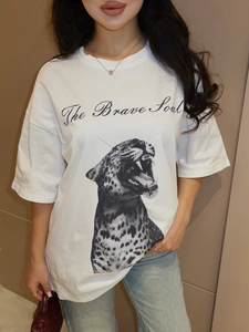 T-shirt bianca da donna in cotone con stampa leopardata realistica e testo grafico