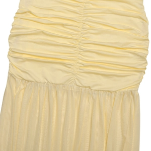 Detail eines hellgelben Netzkleides mit geraffter Taille und plissiertem Rockstoff