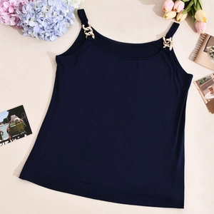 Detail eines dunkelblauen Camisole-Tops mit goldenen Kettenelementen auf den Trägern