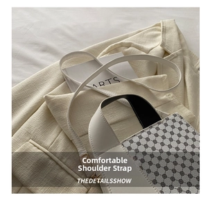 Détail du sac à main beige à carreaux avec ses bandoulières réglables élégantes