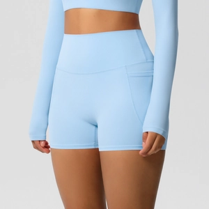 Détail de la taille haute et poche latérale sur le short de yoga bleu clair
