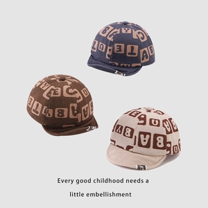 Cappelli neonato in velluto a coste con stampe di lettere in blu, marrone e beige