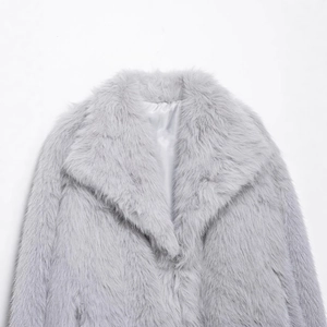 Cappotto alla moda in pelliccia sintetica grigio chiaro con texture morbida e collo ampio