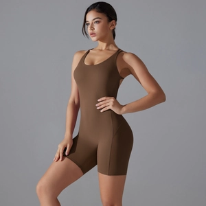Vue latérale détaillée du body de yoga marron foncé moulant avec bretelles croisées au dos