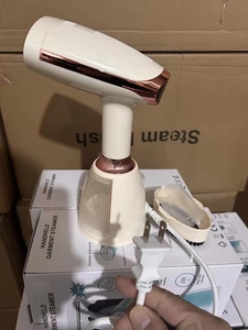 Detail van de handstomer met 280 ml waterreservoir en roestvrijstalen strijkzool