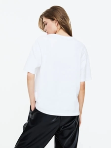 Vista posteriore di una t-shirt bianca vintage in cotone pesante con vestibilità premium