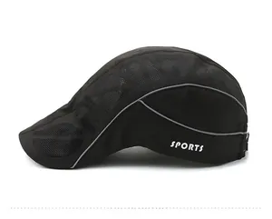 Détail du tissu en maille et de la bande réfléchissante sur le côté de la casquette