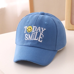 Nahaufnahme der blauen Cord-Baseballkappe mit Today Smile Stickerei und gelbem Gesicht