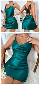 Détail de la robe nuisette en satin vert foncé avec décoration papillon en dentelle au dos