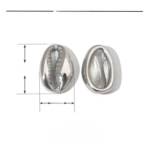 Detail of 15mm x 10mm shell-shaped stainless steel pendant with size and weight metrics